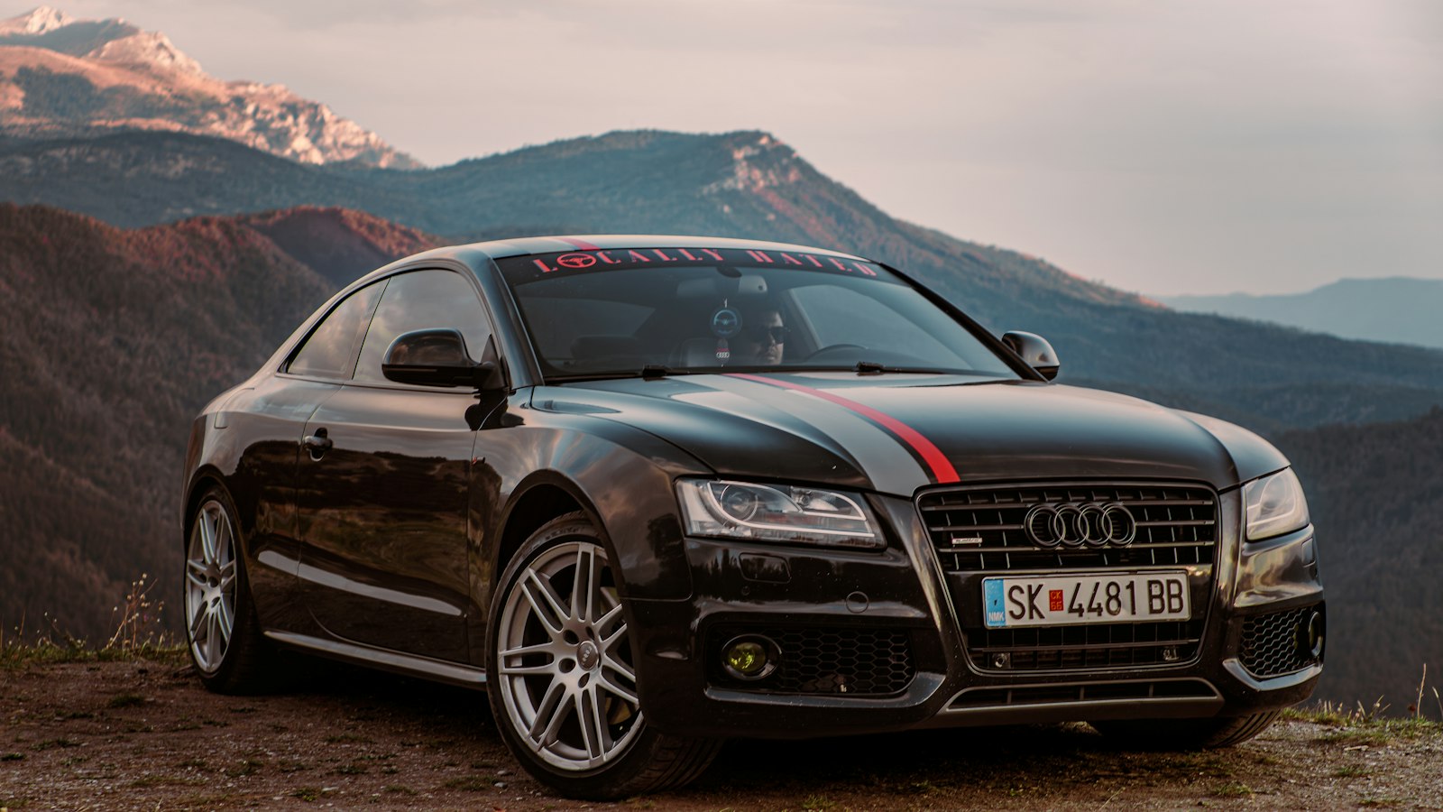 Sportinis automobilis kalnų kelyje