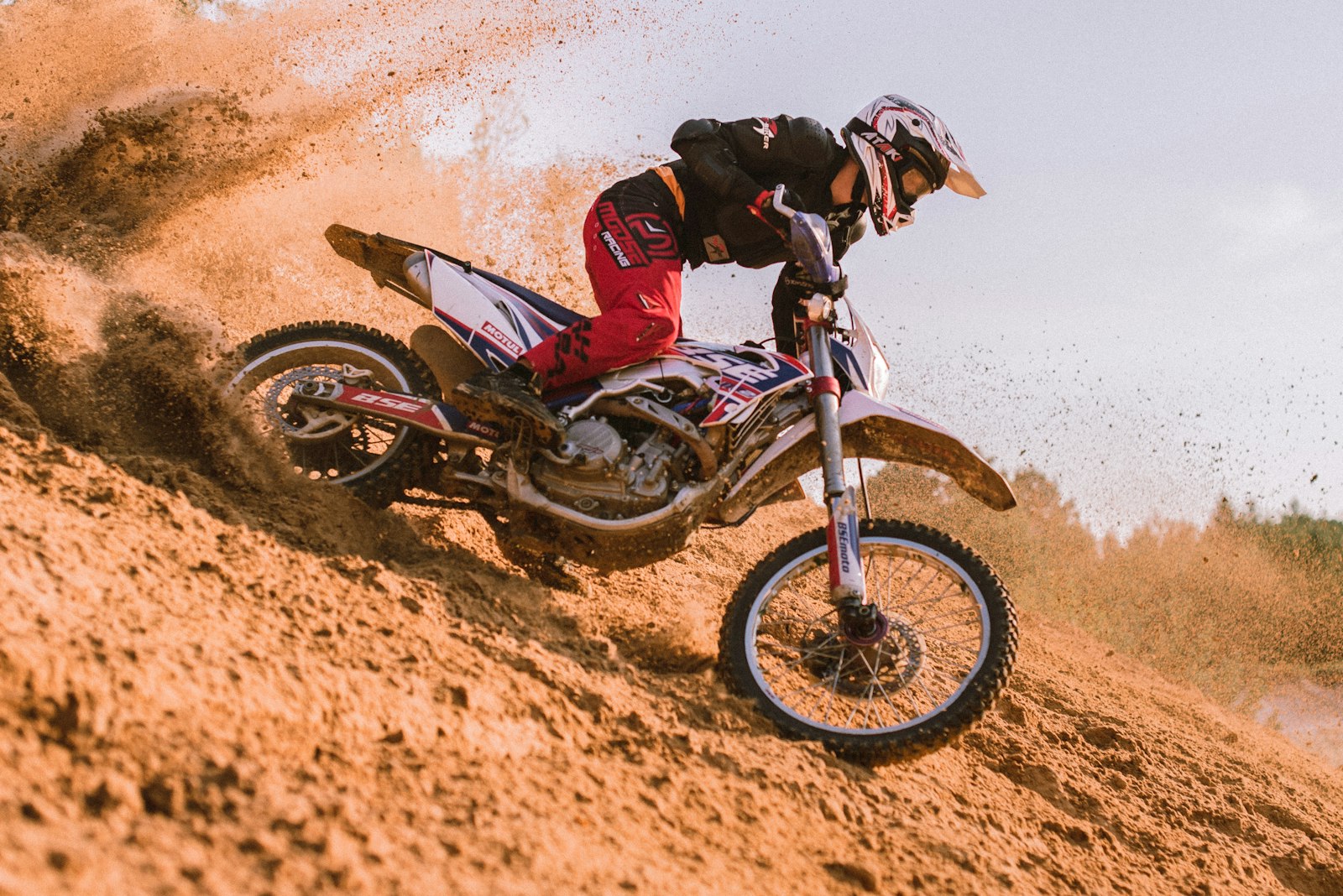 Motokroso motociklas bekelėje